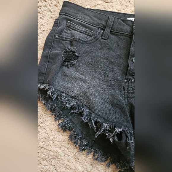 CELEBRITY PINK Exposed Button Mid Rise Jean Shorts In Washed Black. Size 28 NWT - Picture 7 of 12